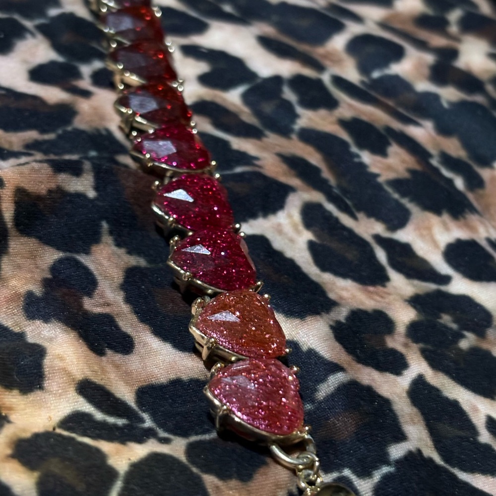 Betsey Johnson Hearts And Arrows Pink Red Glitter Ombre Lucite Heart Bracelet 7”